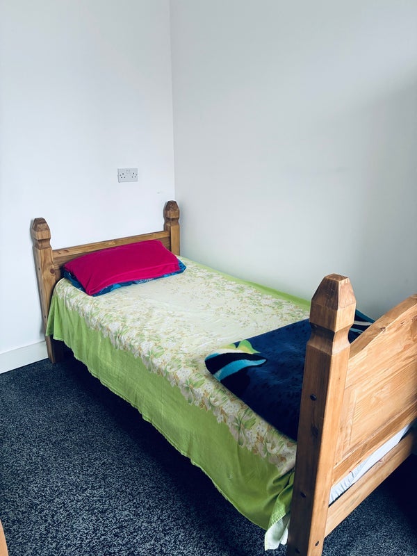 Room Pilmuir Road in Blackburn