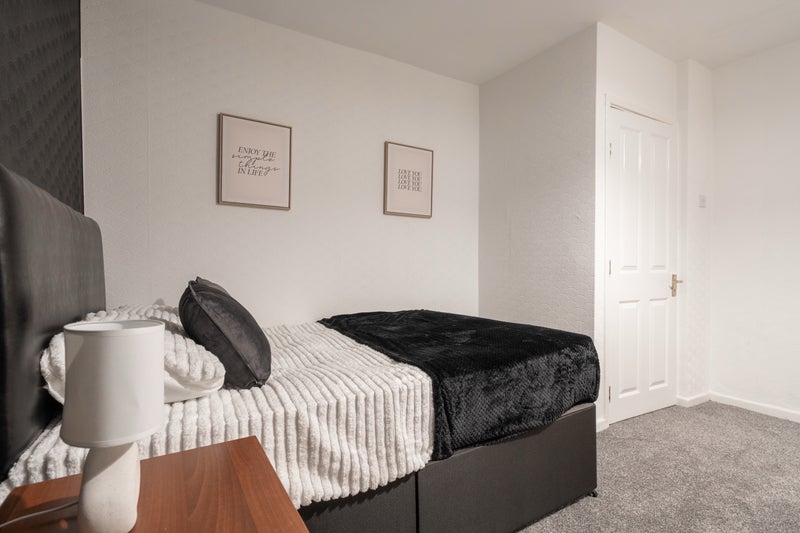 Room Ringmer Drive in Manchester