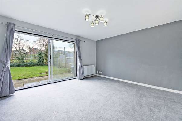 Flat Selva Court in Reading