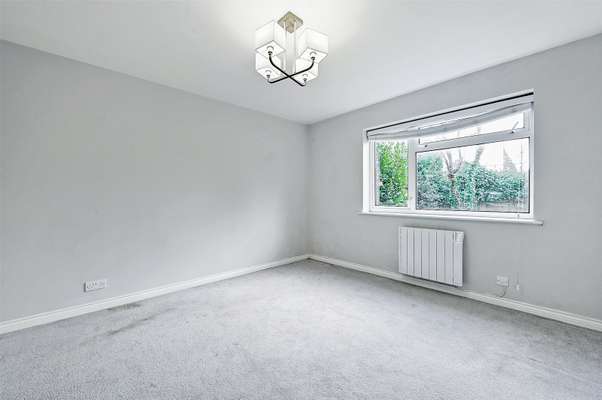 Flat Selva Court in Reading
