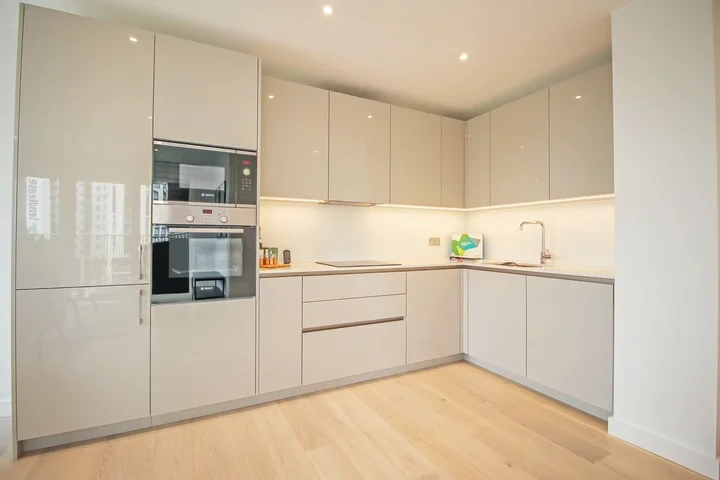 Flat Sayer Street in Greater London
