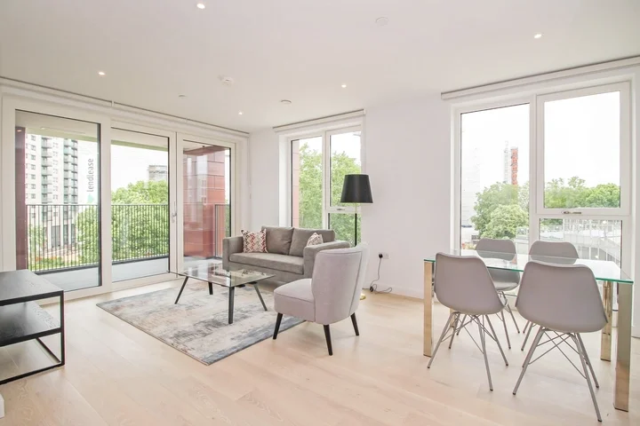 Flat Sayer Street in Greater London