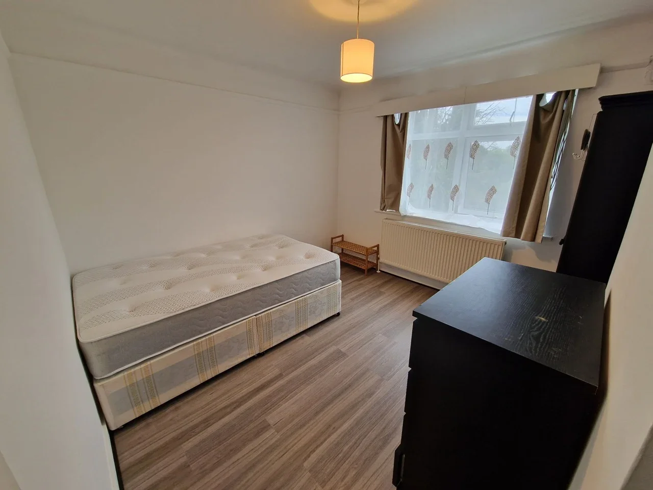 Room The Limes Avenue in Greater London