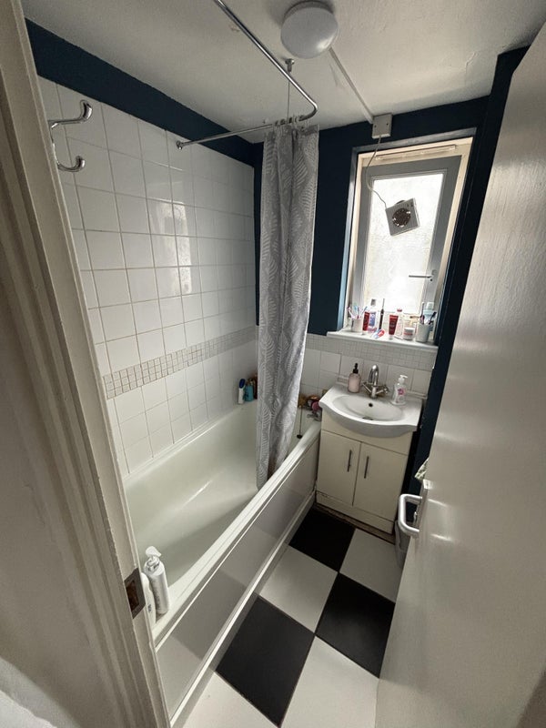Room Pelter Street in Greater London