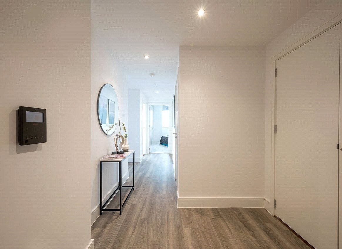 Flat Healum Avenue in Greater London