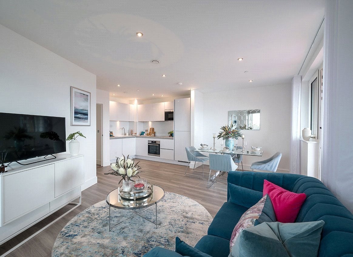 Flat Healum Avenue in Greater London