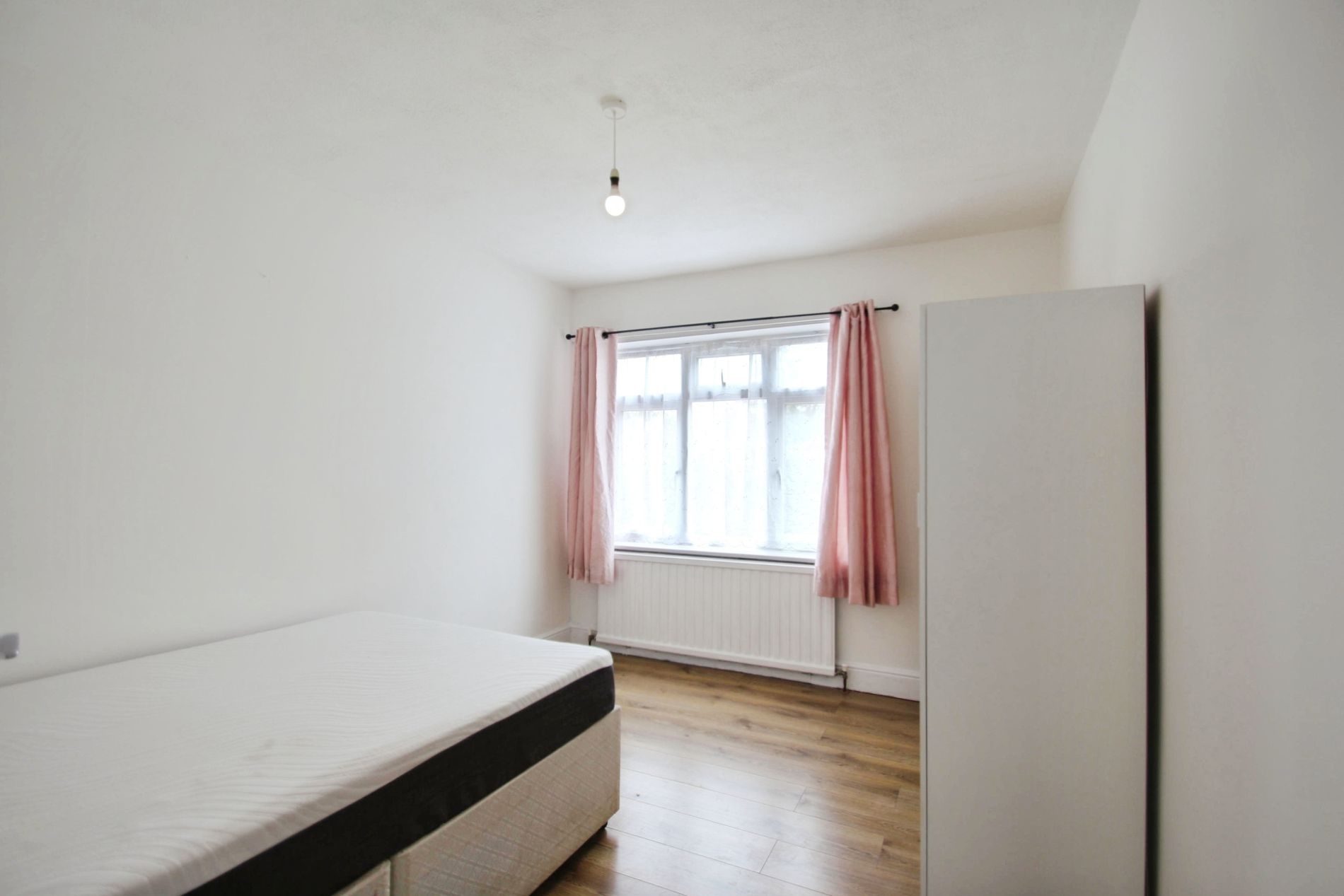Flat Chestnut Close in Greater London