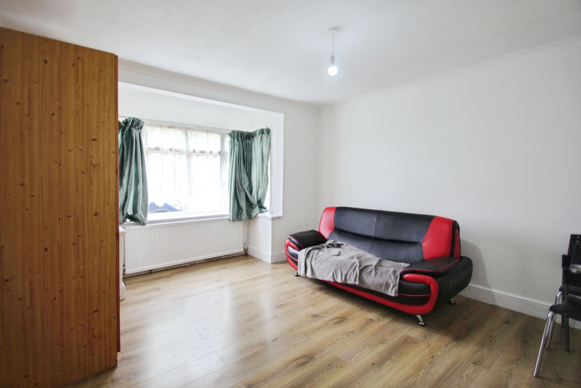 Flat Chestnut Close in Greater London