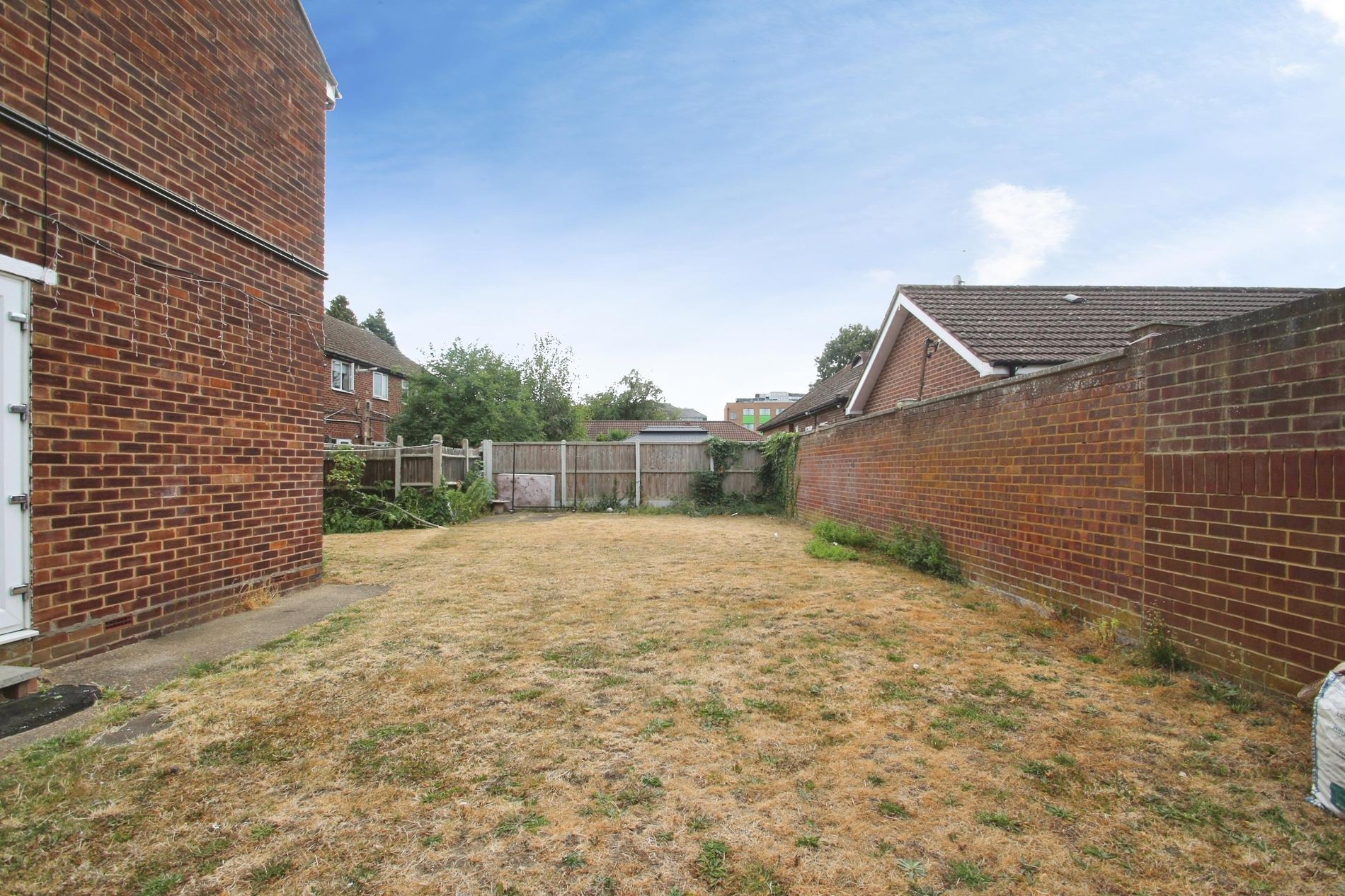 Flat Chestnut Close in Greater London