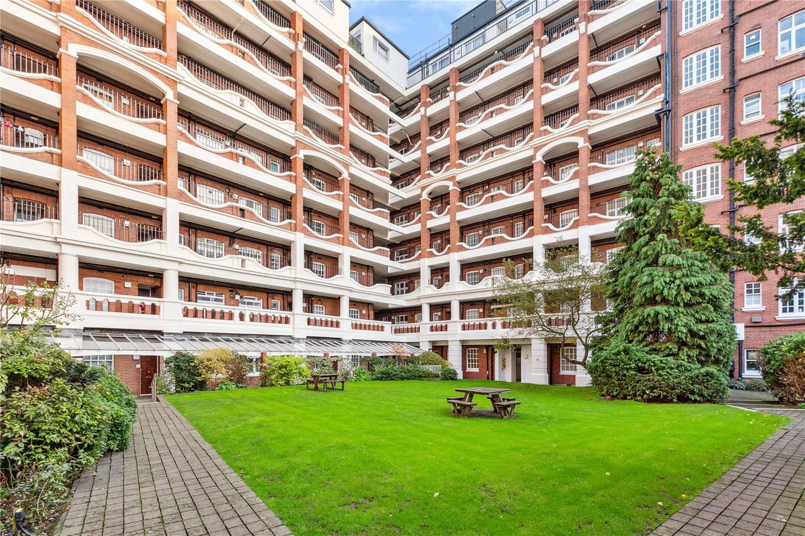 Flat Grove End Road in City of Westminster