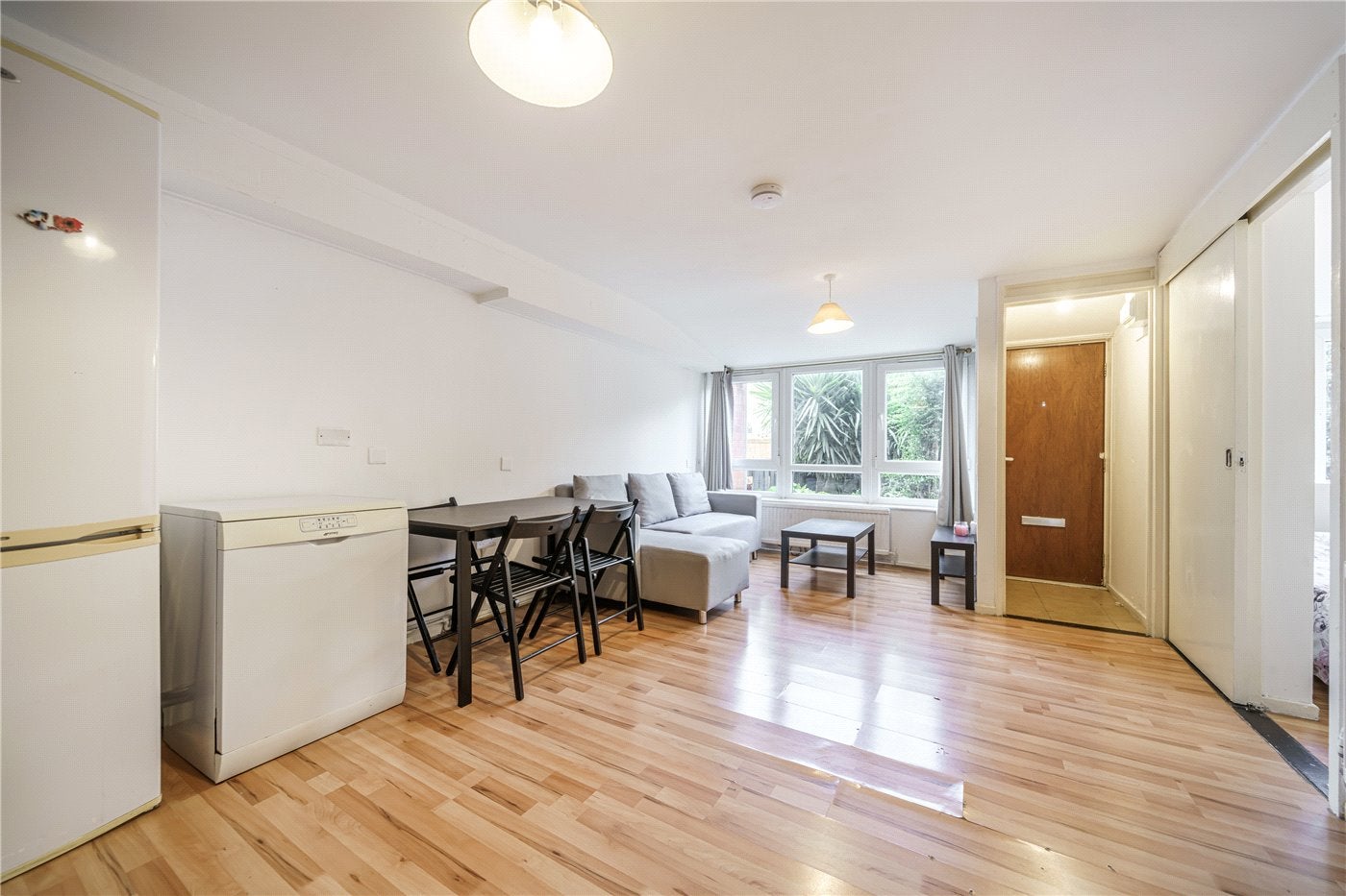 Flat Burchell Road in Greater London