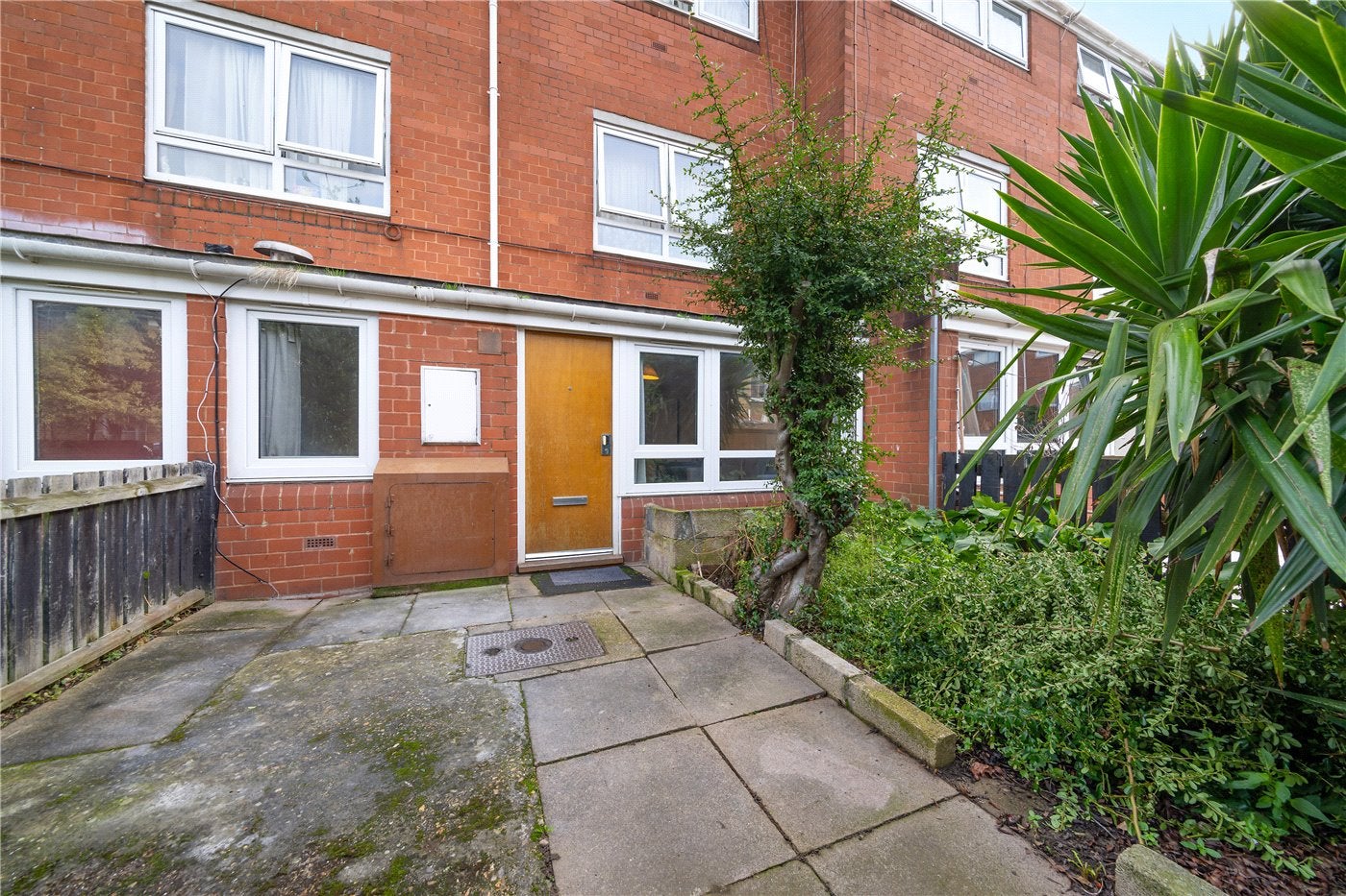 Flat Burchell Road in Greater London