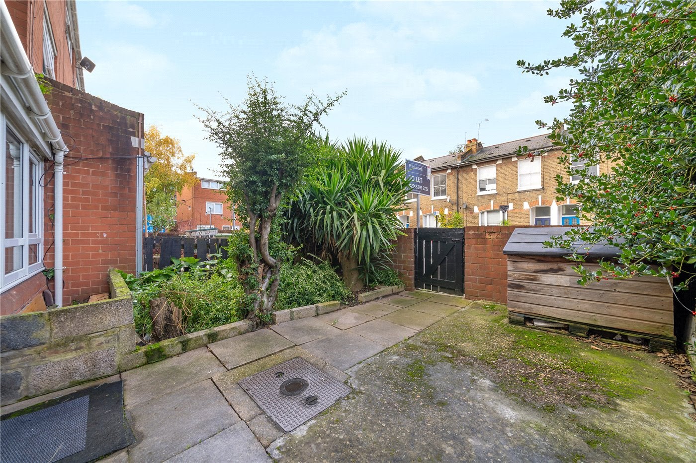 Flat Burchell Road in Greater London