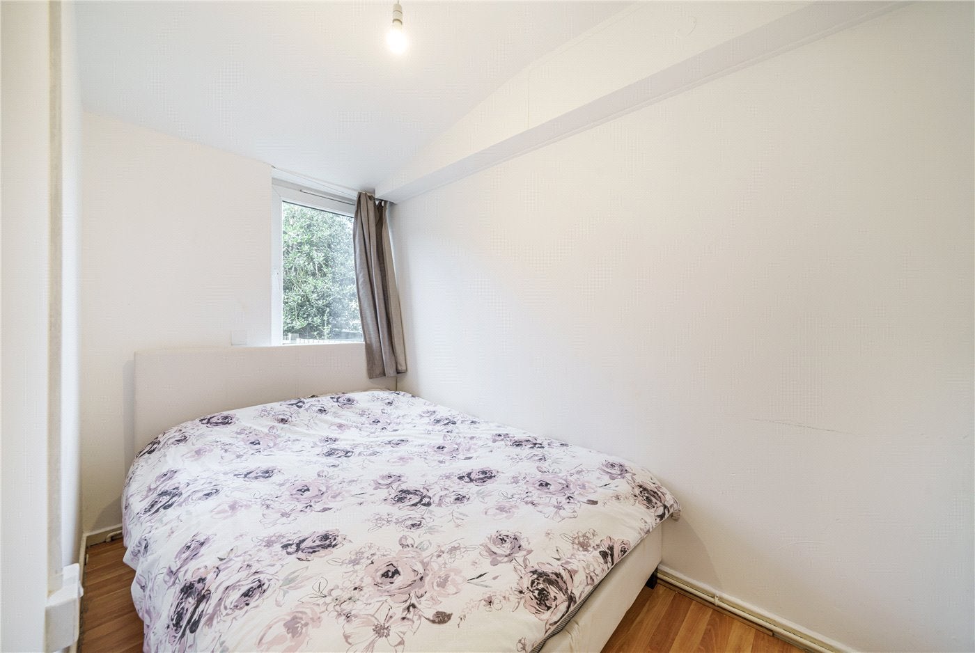 Flat Burchell Road in Greater London