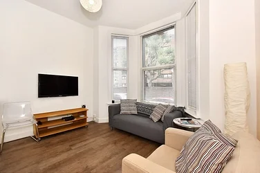 Flat Cremorne Road in Greater London