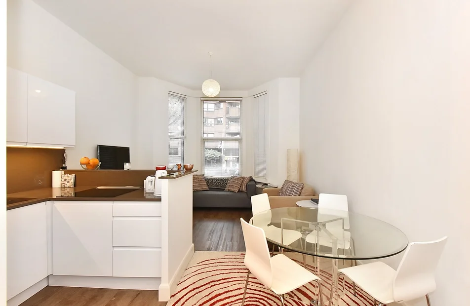 Flat Cremorne Road in Greater London