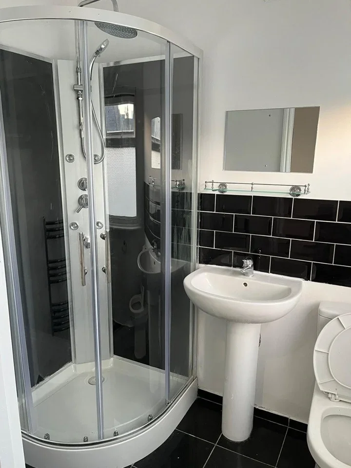 Flat Walpole Road in Greater London