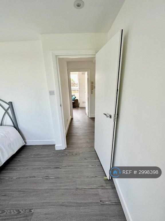 Flat Acacia Road in Greater London