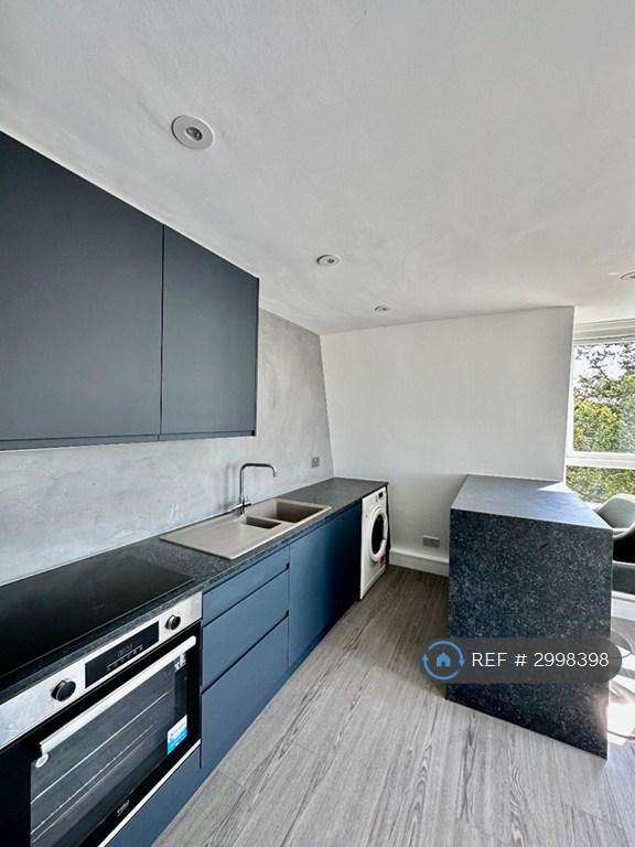 Flat Acacia Road in Greater London