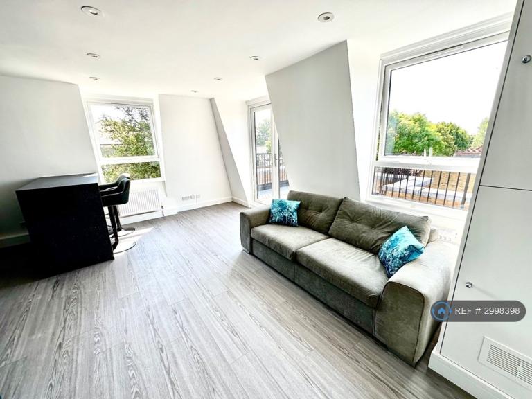 Flat Acacia Road in Greater London