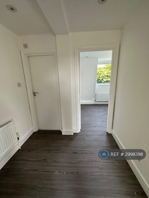 Flat Acacia Road in Greater London