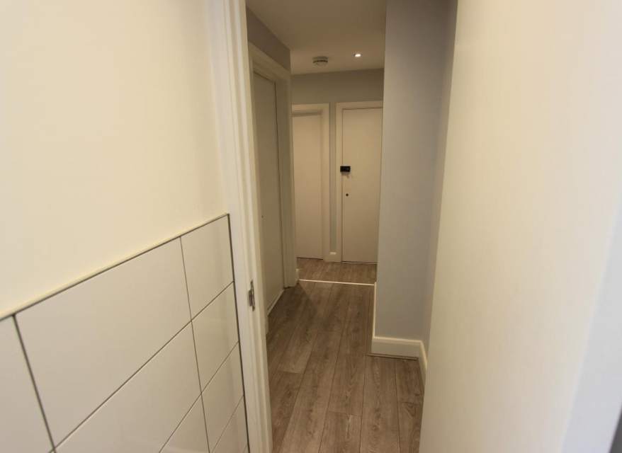 Flat Woodside Park Road in Greater London