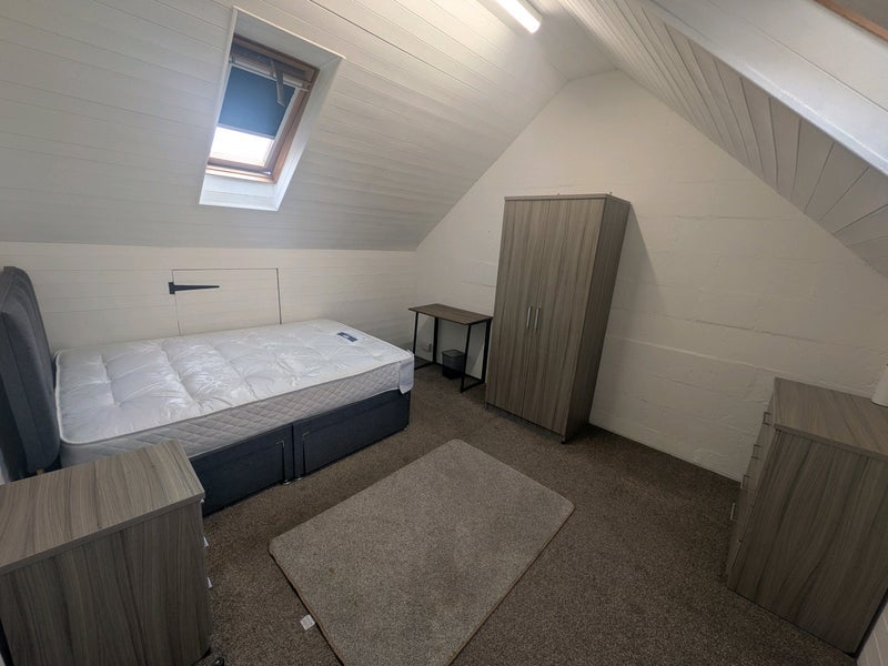 Room Regency Court in Brentwood