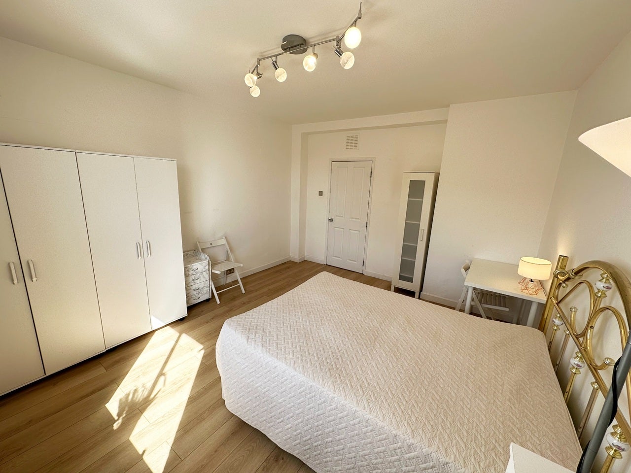 Room Iron Mill Road in Greater London