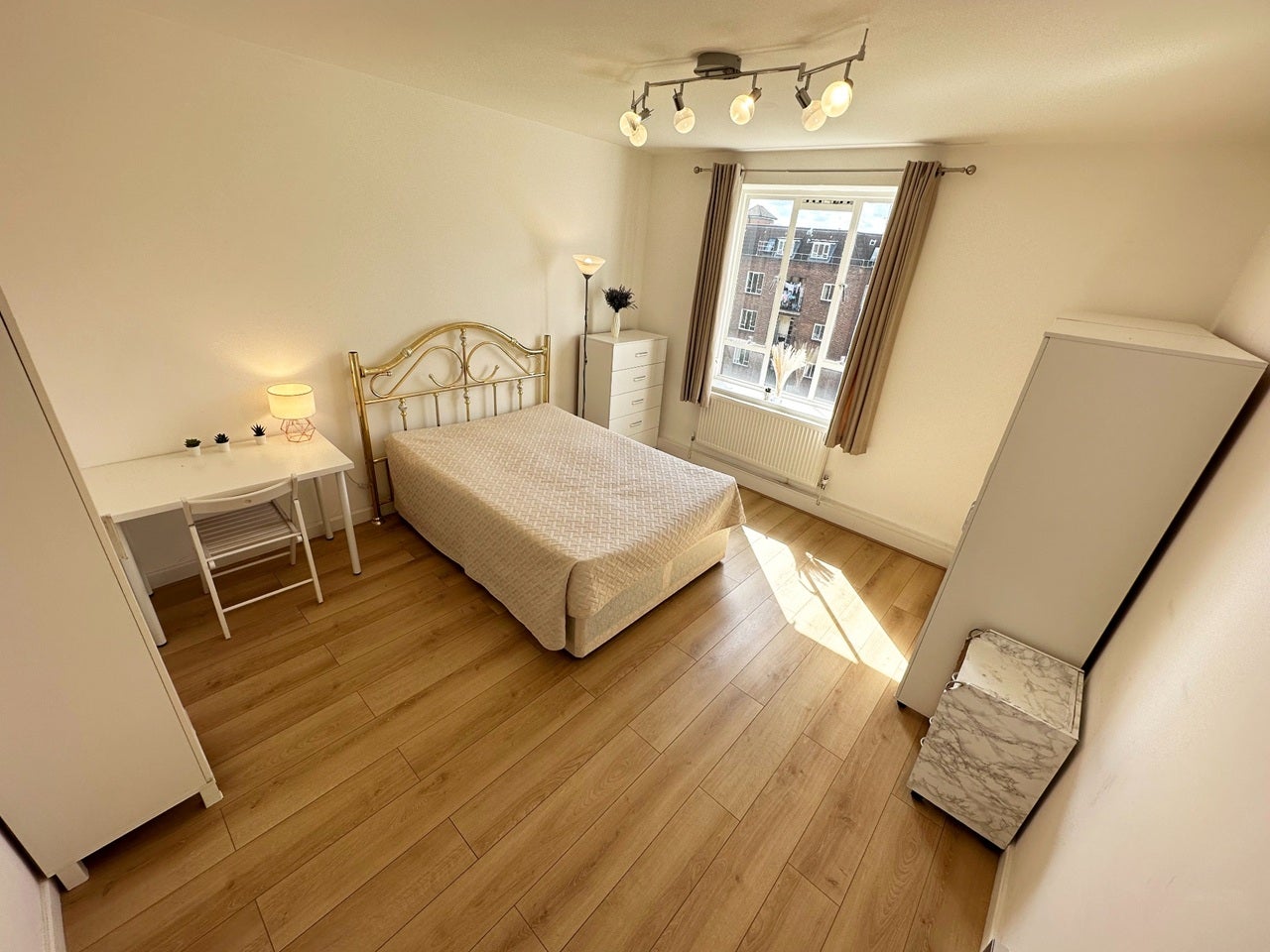 Room Iron Mill Road in Greater London