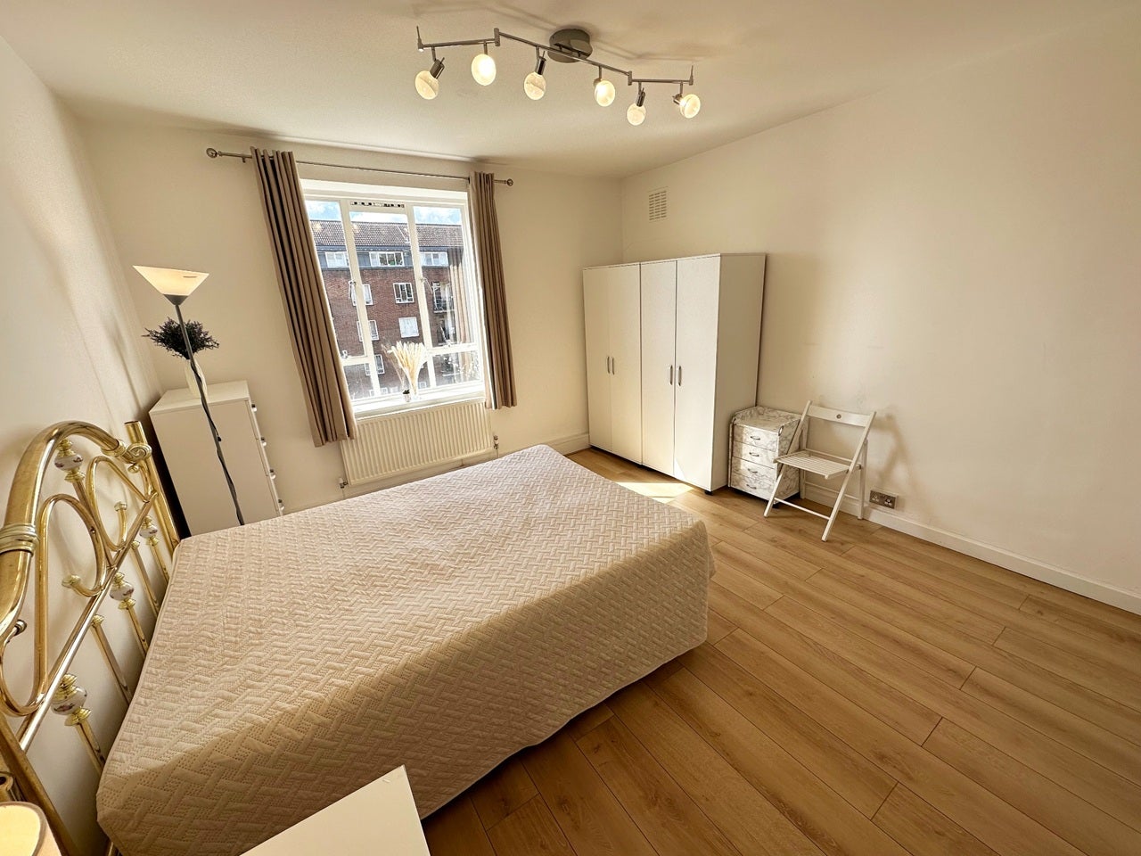 Room Iron Mill Road in Greater London
