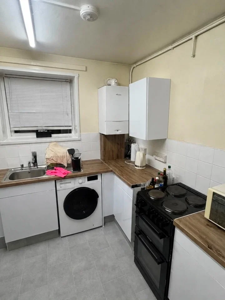 Flat Bevan Road in Greater London