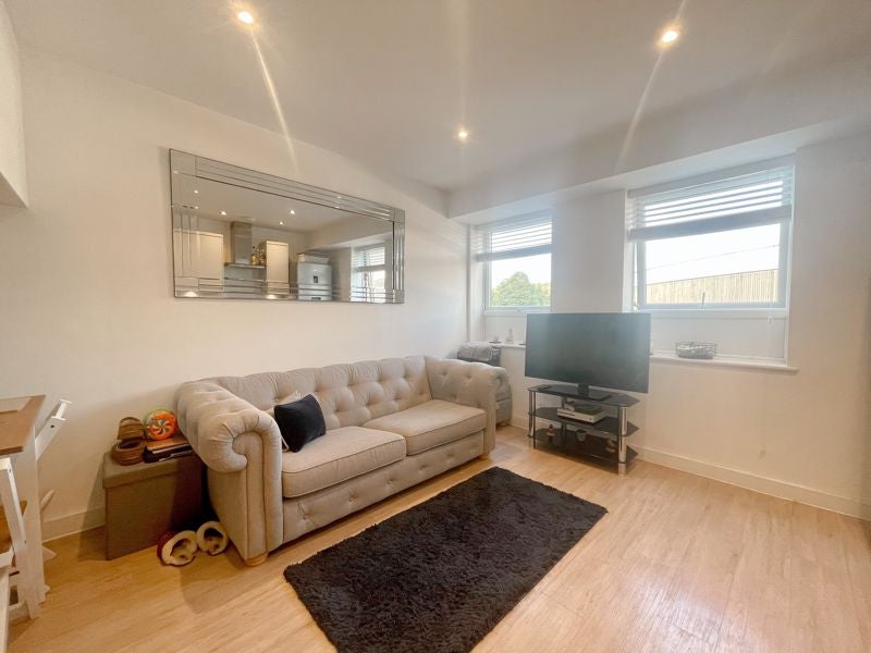 Flat Bellfield Road in High Wycombe
