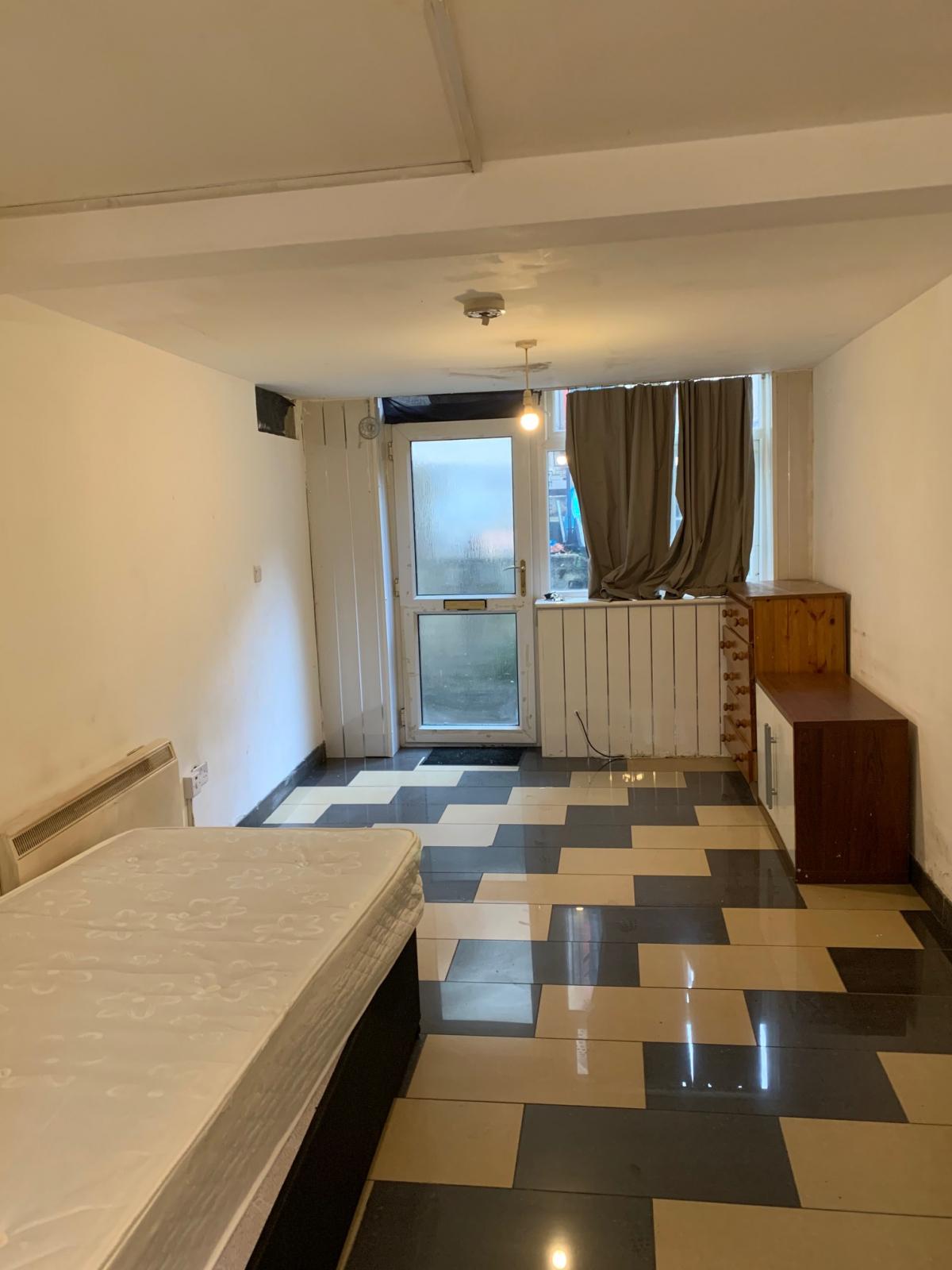 Room Cardigan Street in Luton