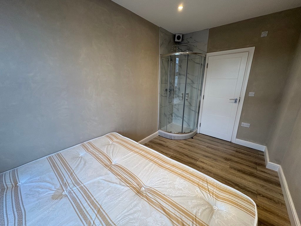 Room Chapel Way in Greater London