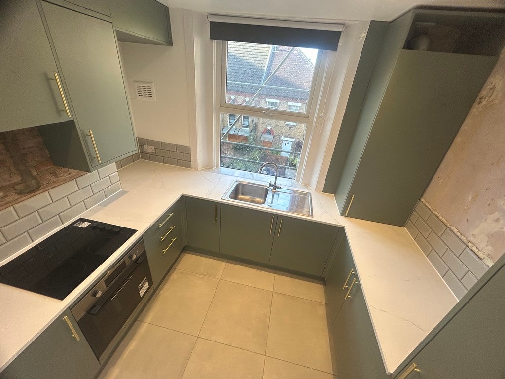 Room Chapel Way in Greater London