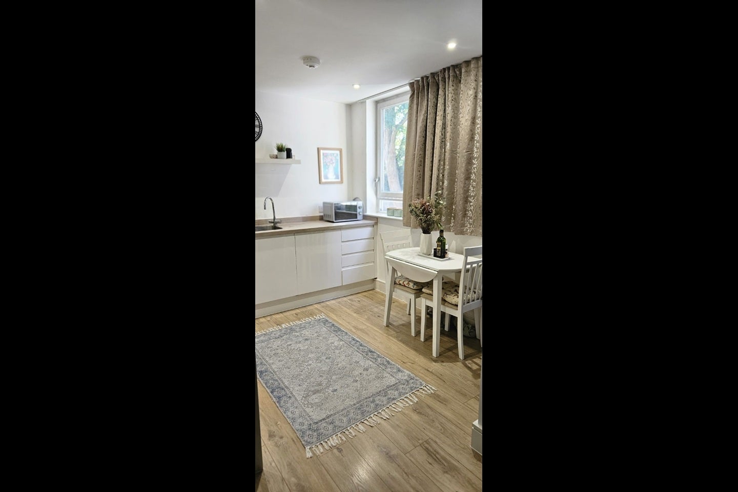 Flat Desborough Road in High Wycombe