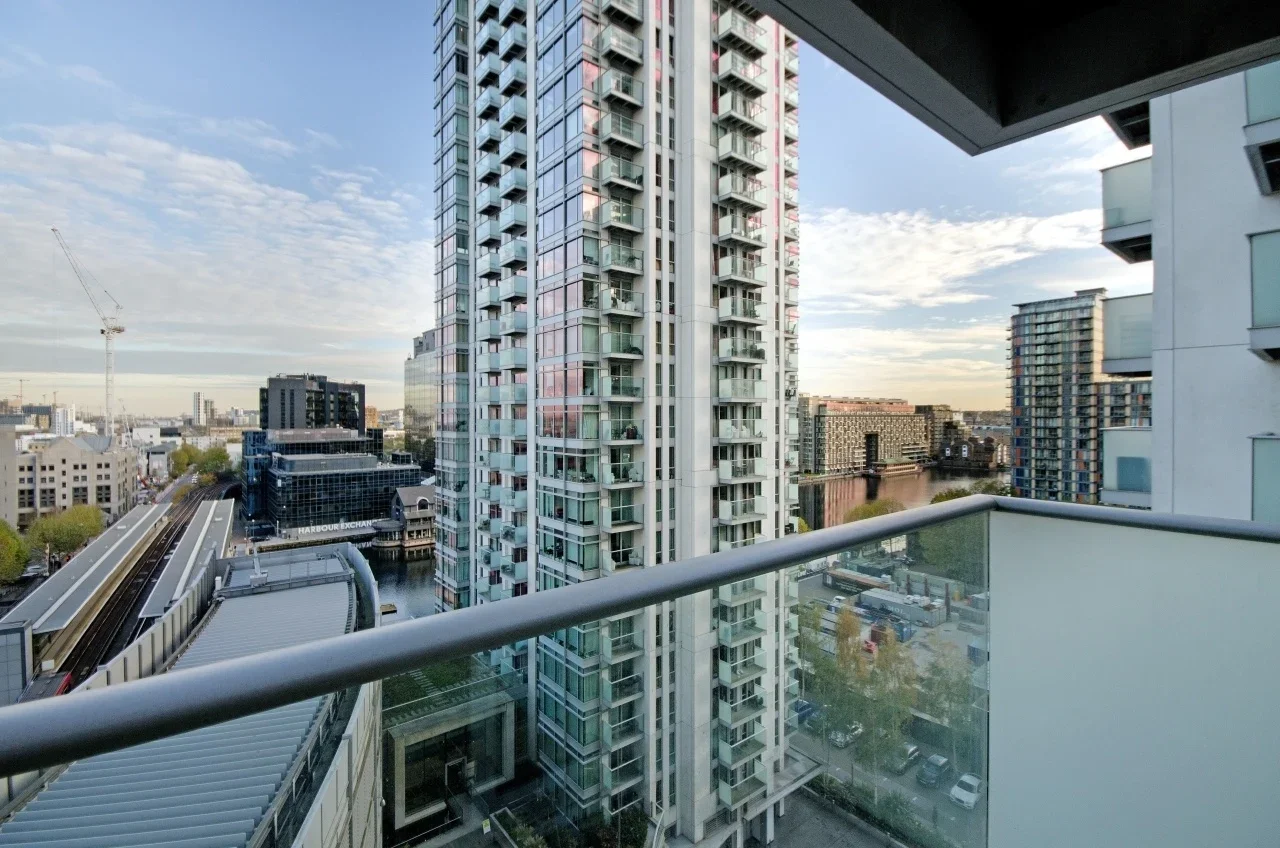 Flat Pan Peninsula Square in Greater London