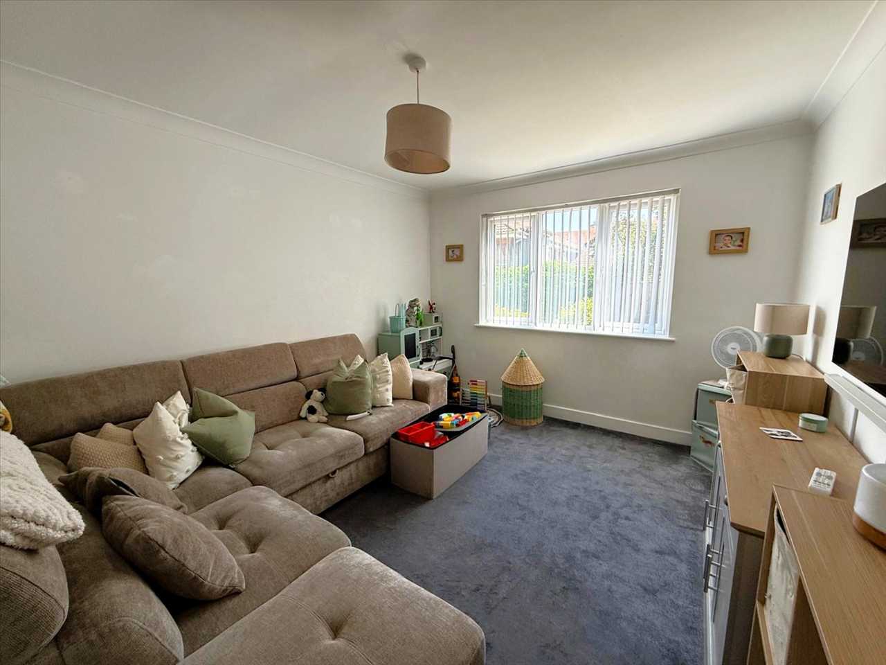 House Ifield Way in Gravesham
