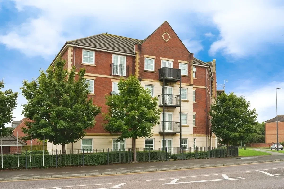 Flat Champs Sur Marne in Bradley Stoke