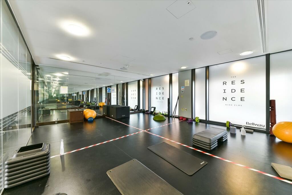 Flat Ponton Road in Greater London