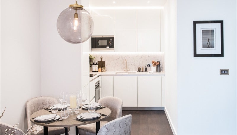 Flat Ponton Road in Greater London