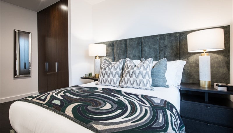 Flat Ponton Road in Greater London