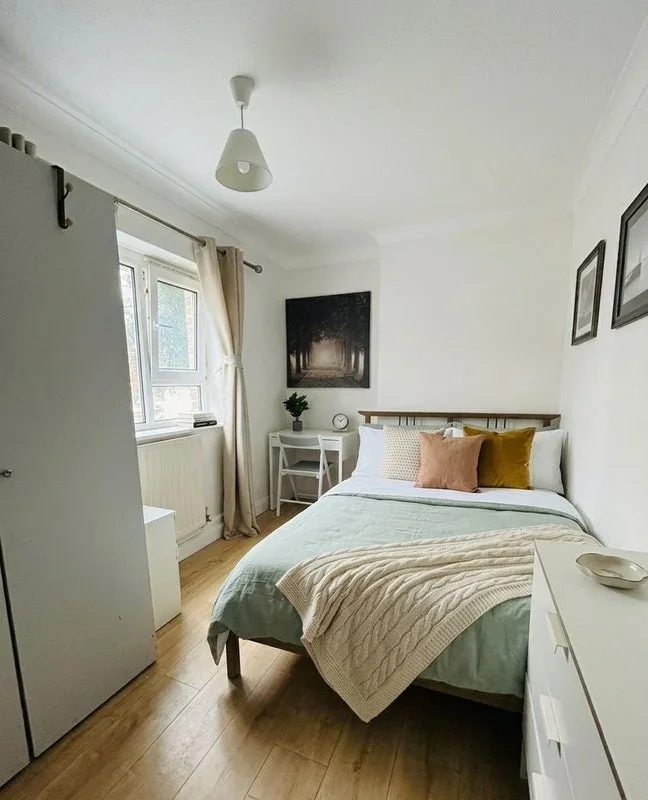 Room Macroom Road in City of Westminster