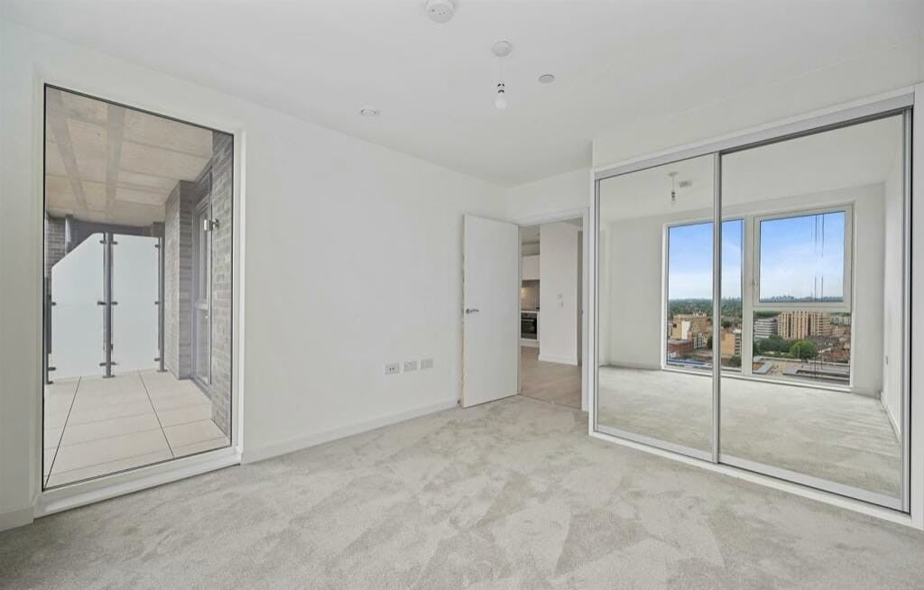 Flat Prince Regent Road in Greater London