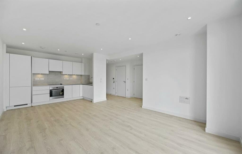 Flat Prince Regent Road in Greater London