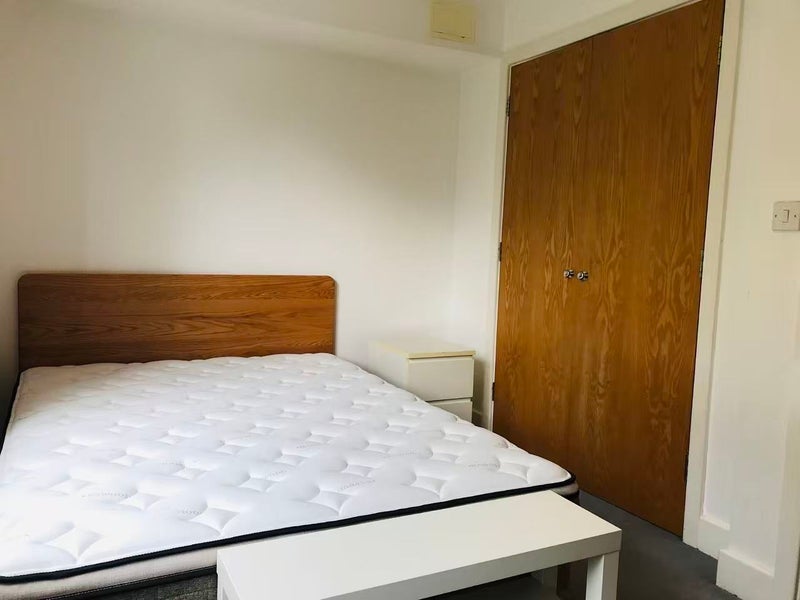 Room Heaven Tree Close in Greater London