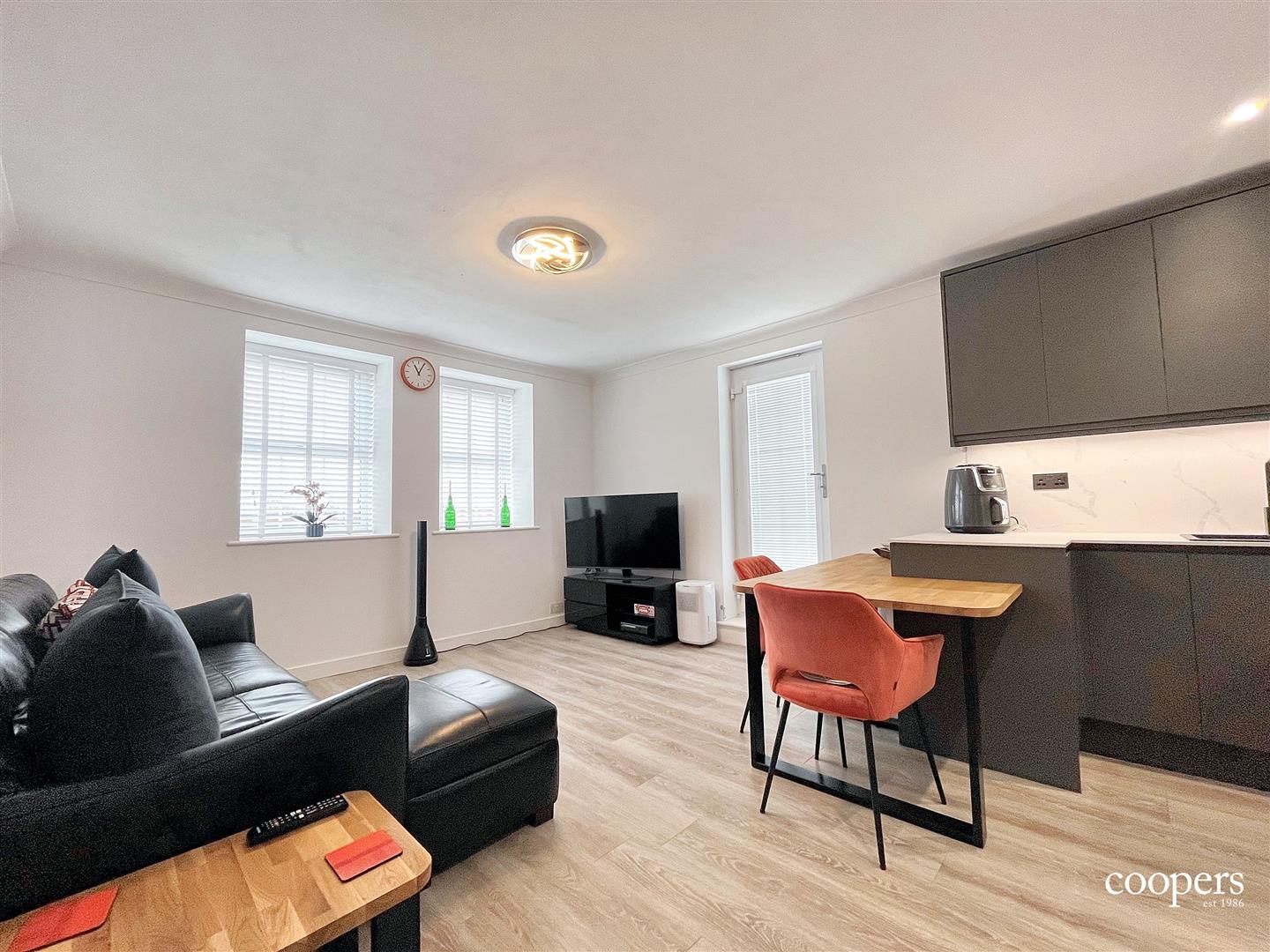 Flat Pembroke Road in Greater London