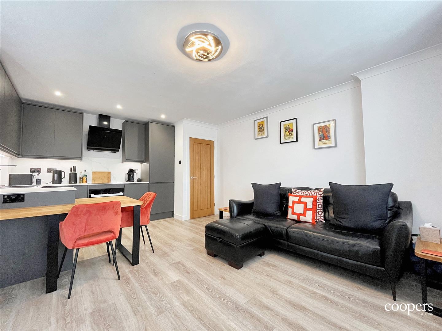 Flat Pembroke Road in Greater London