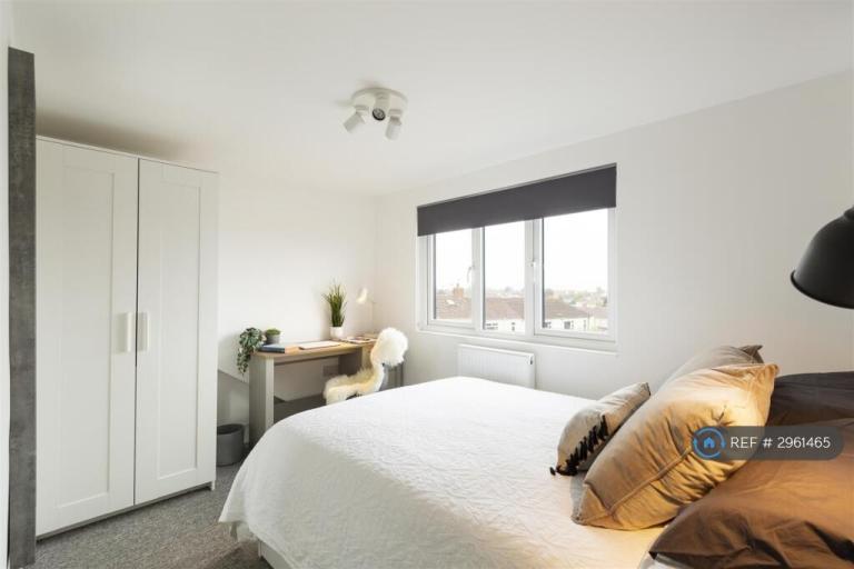 Room Charlton Road in Bristol