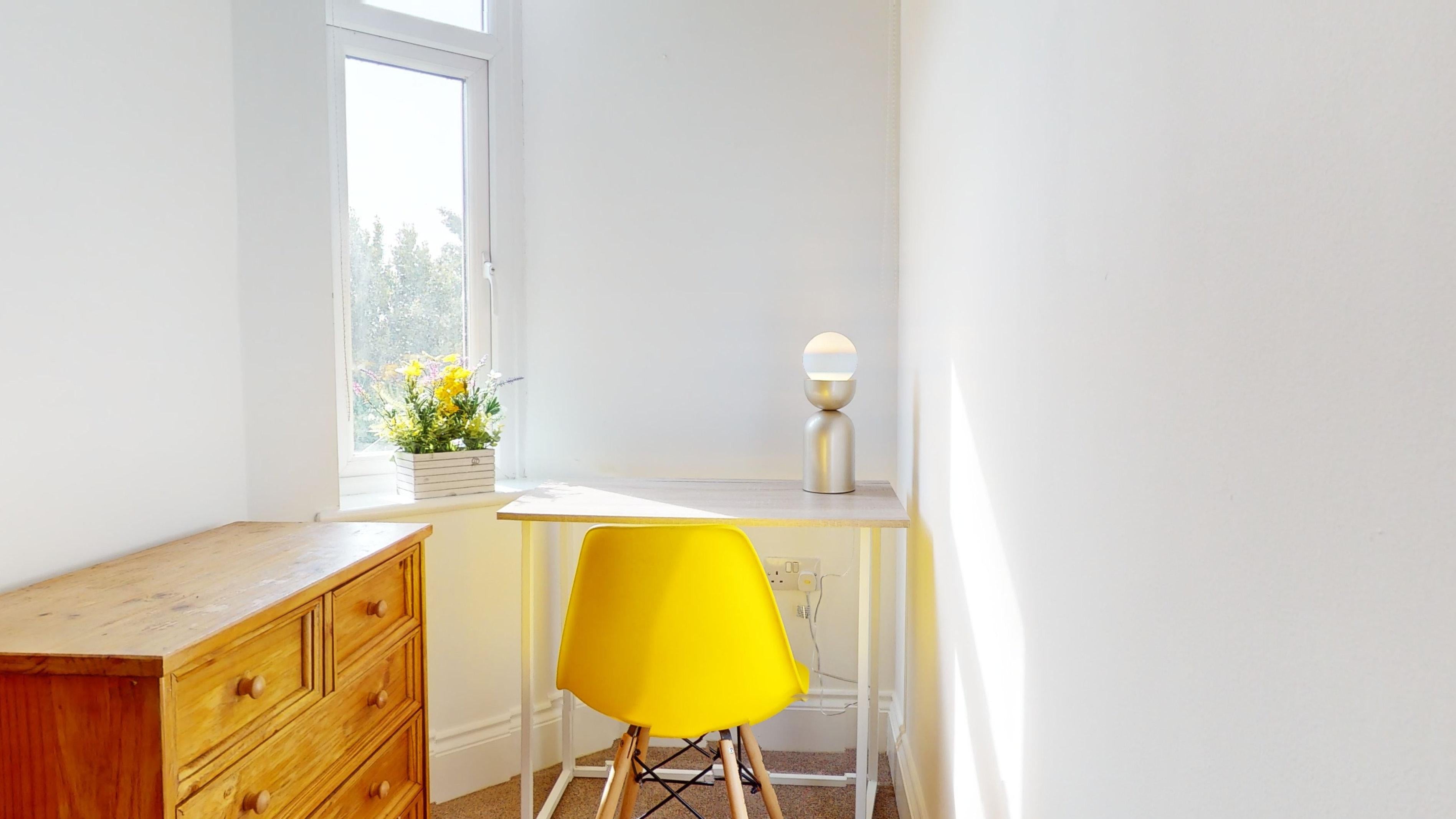 Room Greenbank Road in Plymouth